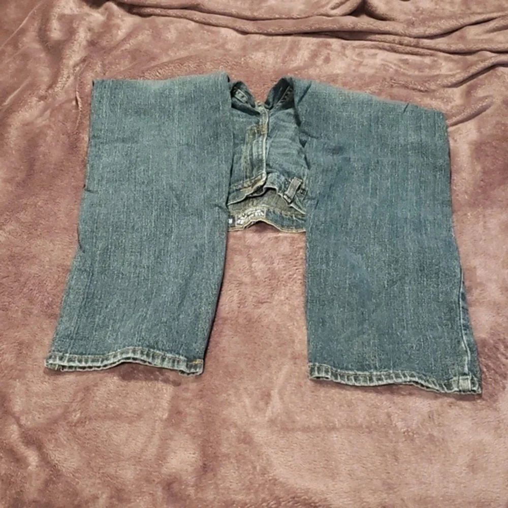 Levis waist 32